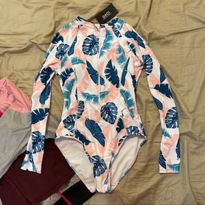 NWT long sleeve swimsuit/paddle board suit. Size S. Floral print